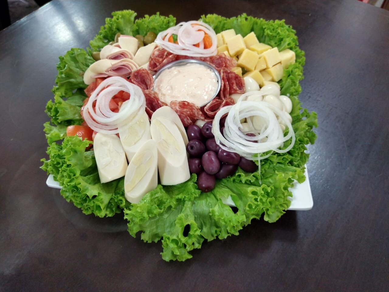 Tábua de frios: palmito, salame, azeitona, ovos de codorna, provolone, enrolatinho de presunto e mussarela, tomate e cebola